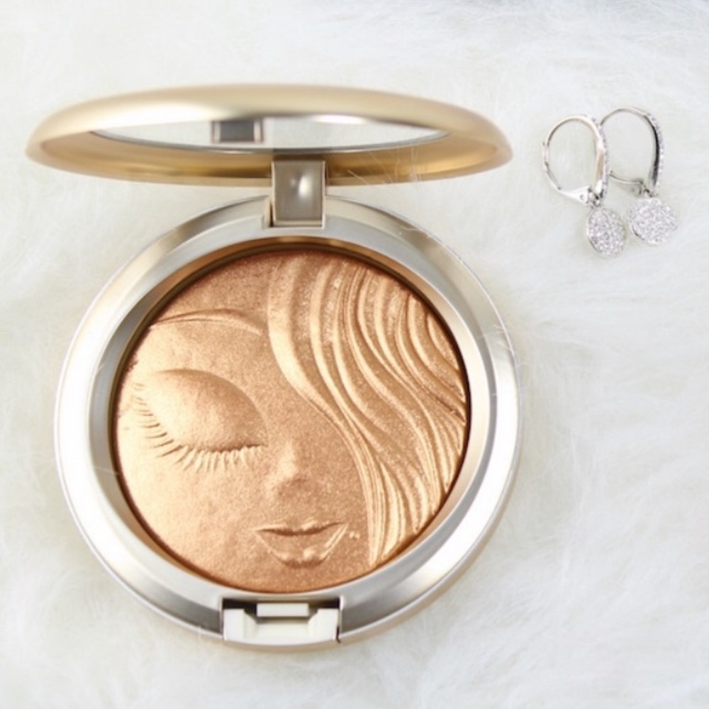 NIB MAC // Mariah Carey “Mimi” Highlighter